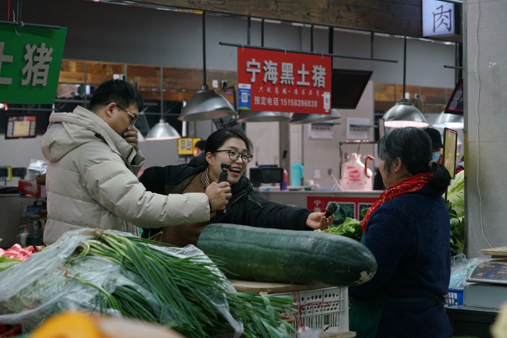 鄞州福明菜场采访商贩.jpg