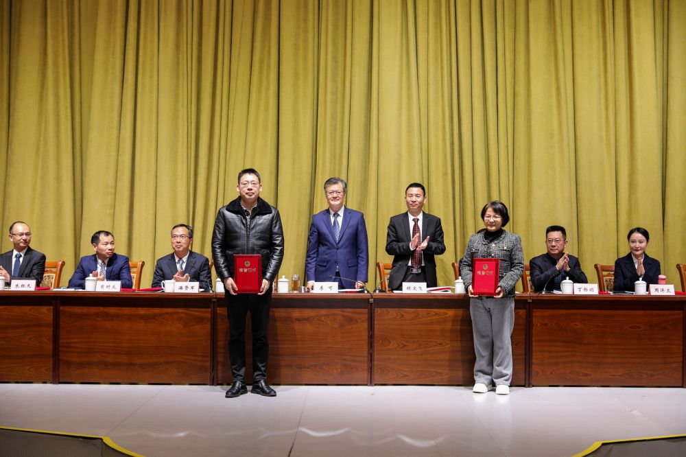 考核优秀综合部门领奖.jpg