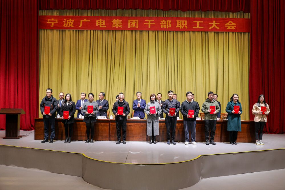 考核优秀个人代表领奖.jpg