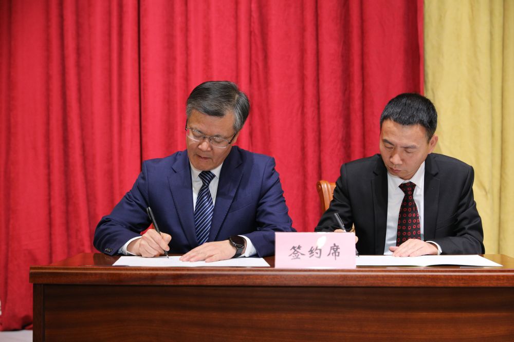 胡文飞总编签.jpg