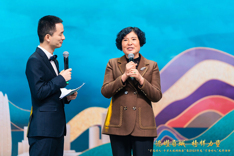 主持人访谈中国好人裘银芳.JPG