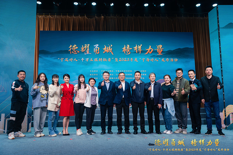 工作人员与领导合影留恋.JPG