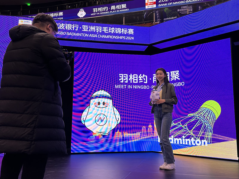 广播民生中心主持人刘天奇正在拍摄羽毛球亚锦赛倒计时短视频.jpg