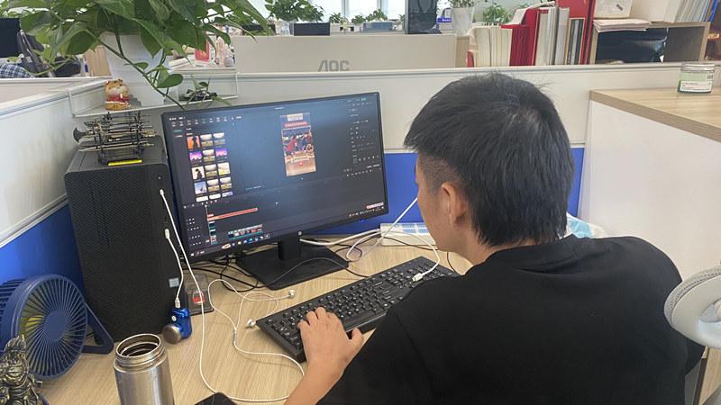 记者剪辑工作.jpg