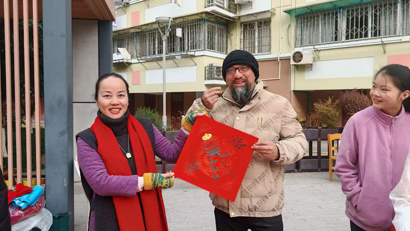 斯里兰卡友人与大家一起共同感受中国年.jpg