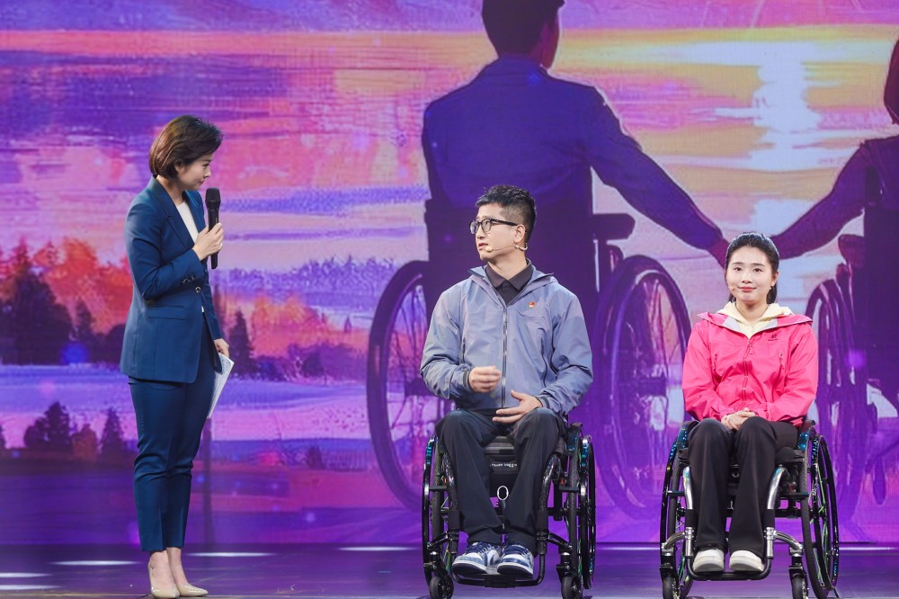 （上图为主持人与“轮椅夫妇”现场访谈）.jpg