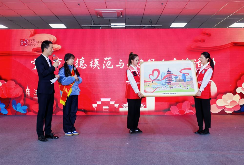 中国好人杜莹向宁波爱心公园赠送漫画《爱心宁波尚德甬城》.jpg